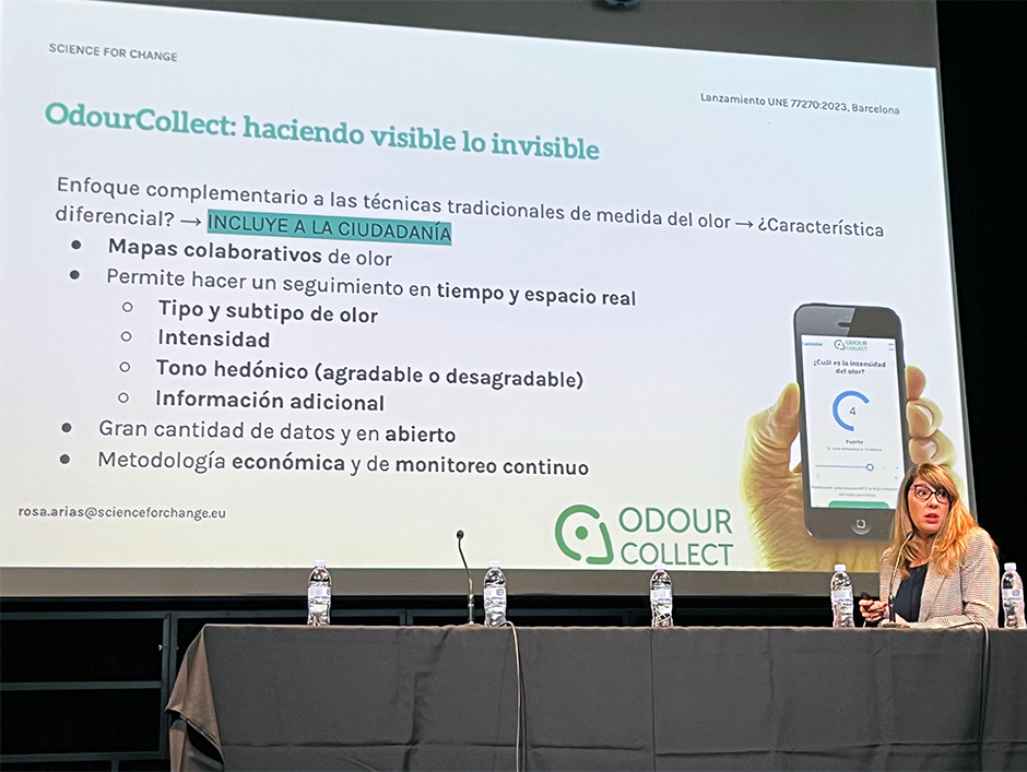Rosa Arias de Science for Change, durant la presentació de la Norma UNE 77270:2023 que involucra a la ciutadania en la detecció d'episodis de contaminació odorífera